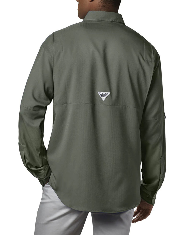 Camisa Columbia PFG de manga larga en color verde cypress con bolsillos frontales.