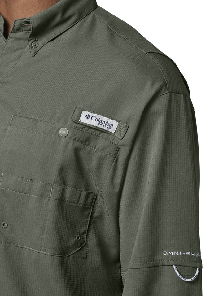 Camisa Columbia PFG de manga larga en color verde cypress con bolsillos frontales.