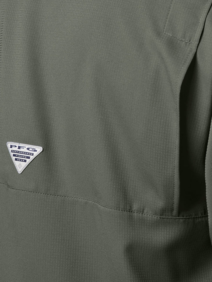 Camisa Columbia PFG de manga larga en color verde cypress con bolsillos frontales.