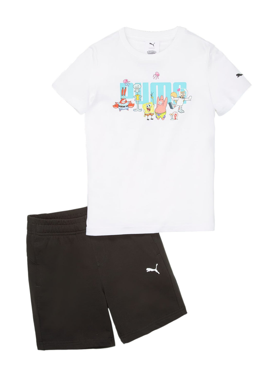 Conjunto de PUMA para niños con camiseta blanca estampada de Bob Esponja y pantalón corto negro.