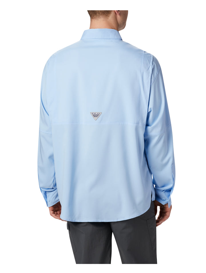 Camisa Columbia de manga larga en color azul claro con bolsillos frontales y botones.