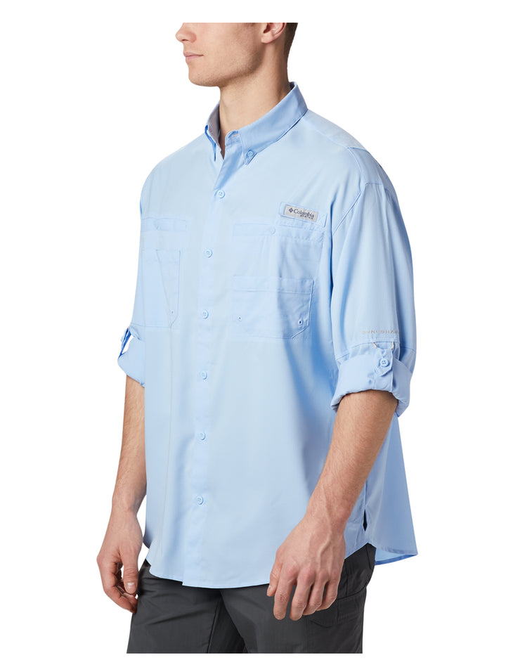 Camisa Columbia de manga larga en color azul claro con bolsillos frontales y botones.