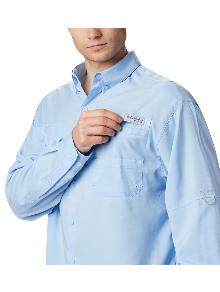 Camisa Columbia de manga larga en color azul claro con bolsillos frontales y botones.