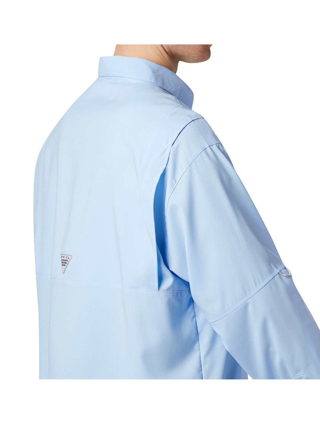 Camisa Columbia de manga larga en color azul claro con bolsillos frontales y botones.