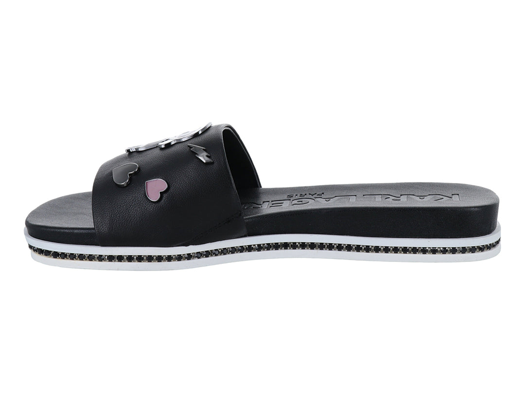 Sandalia slide negra con parches decorativos y suela blanca con detalles brillantes.