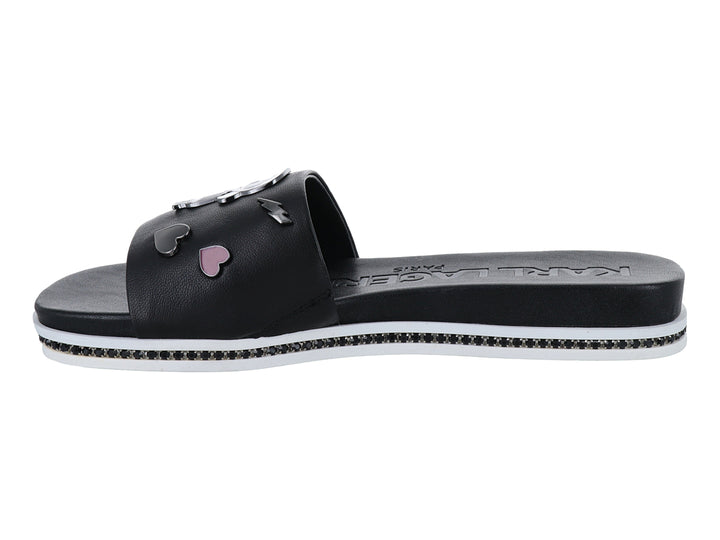 Sandalia slide negra con parches decorativos y suela blanca con detalles brillantes.