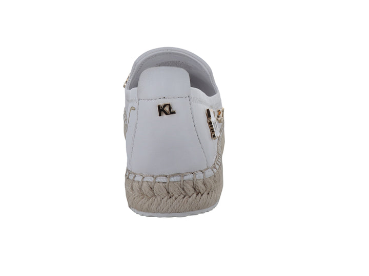 Zapato blanco tipo alpargata con suela de yute y detalles metálicos decorativos.