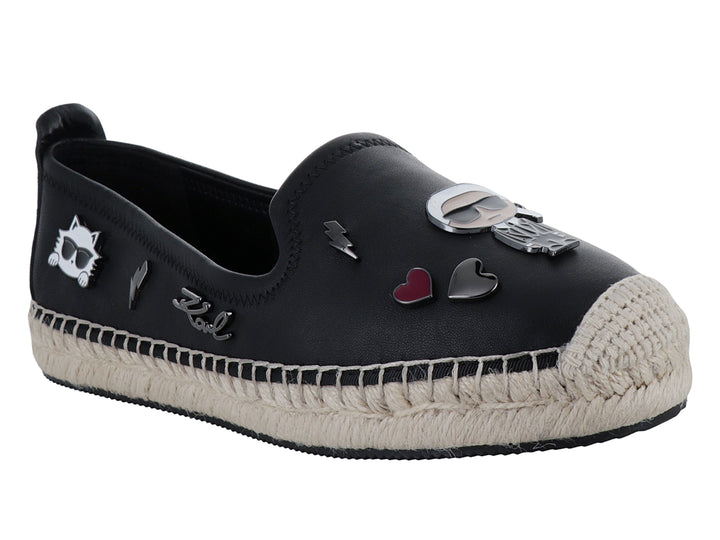 Zapato negro estilo espadrilles con suela de yute y aplicaciones decorativas