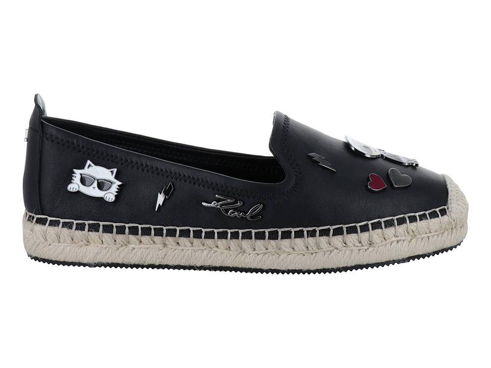 Zapato negro estilo espadrilles con suela de yute y aplicaciones decorativas