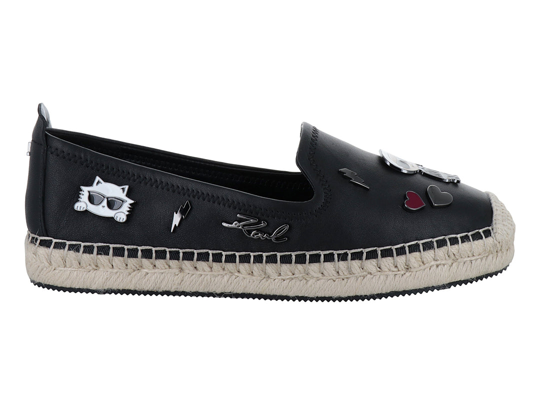 Zapato negro estilo espadrilles con suela de yute y aplicaciones decorativas