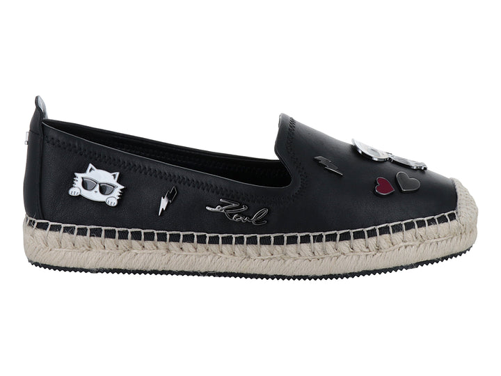 Zapato negro estilo espadrilles con suela de yute y aplicaciones decorativas