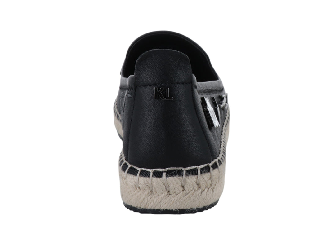 Zapato negro estilo espadrilles con suela de yute y aplicaciones decorativas