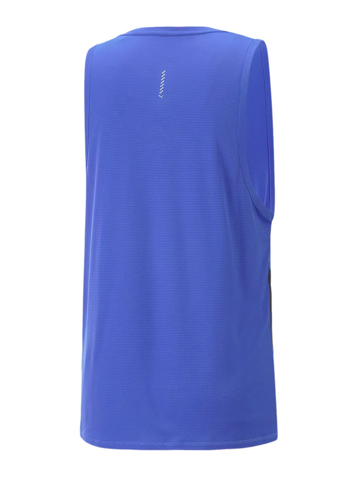Camiseta deportiva sin mangas PUMA color azul royal con panel lateral negro.