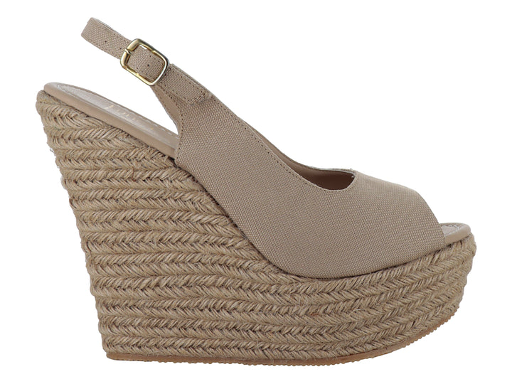 Sandalia de mujer color capuchino con plataforma de cuña en fibras naturales y correa ajustable al tobillo.