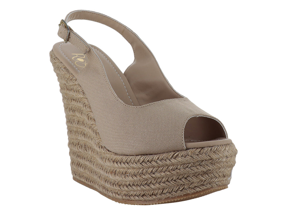 Sandalia de mujer color capuchino con plataforma de cuña en fibras naturales y correa ajustable al tobillo.