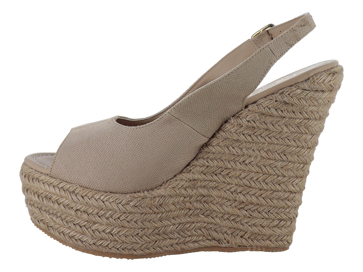 Sandalia de mujer color capuchino con plataforma de cuña en fibras naturales y correa ajustable al tobillo.