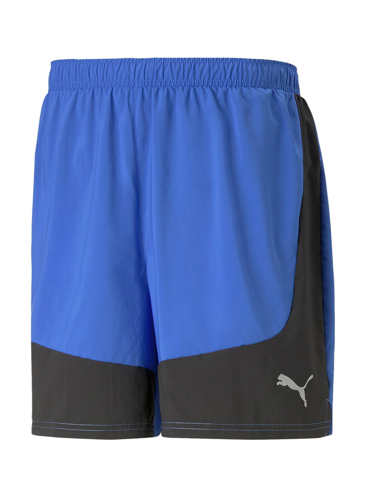 Pantalones cortos deportivos PUMA color azul royal con paneles laterales y base en color negro.