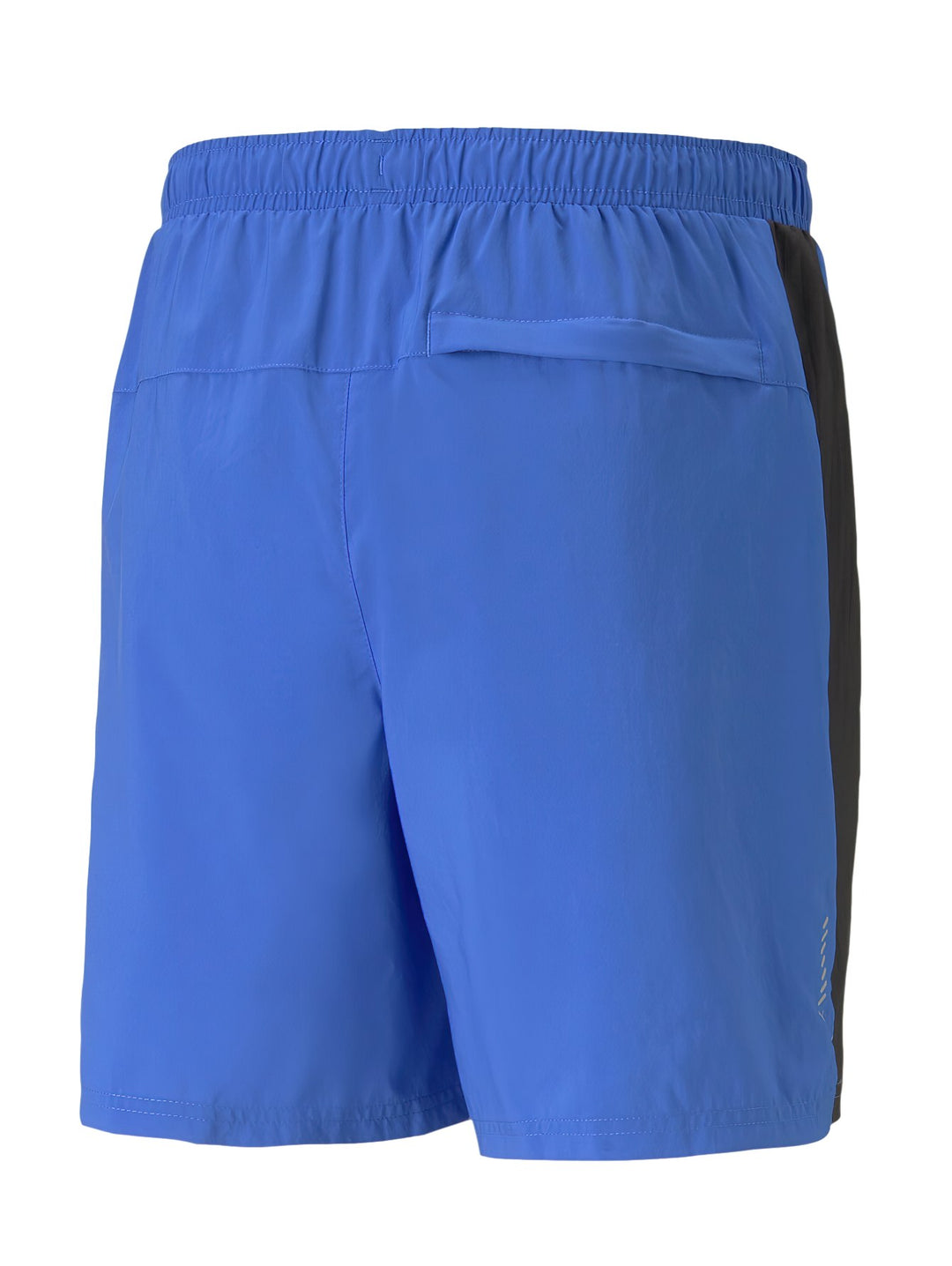 Pantalones cortos deportivos PUMA color azul royal con paneles laterales y base en color negro.
