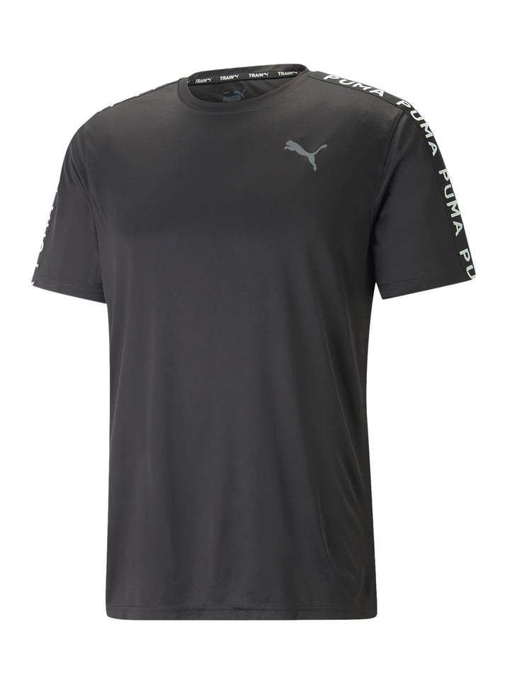 Camiseta deportiva PUMA de color negro, corte slim fit con detalles en los hombros y logo en el pecho.