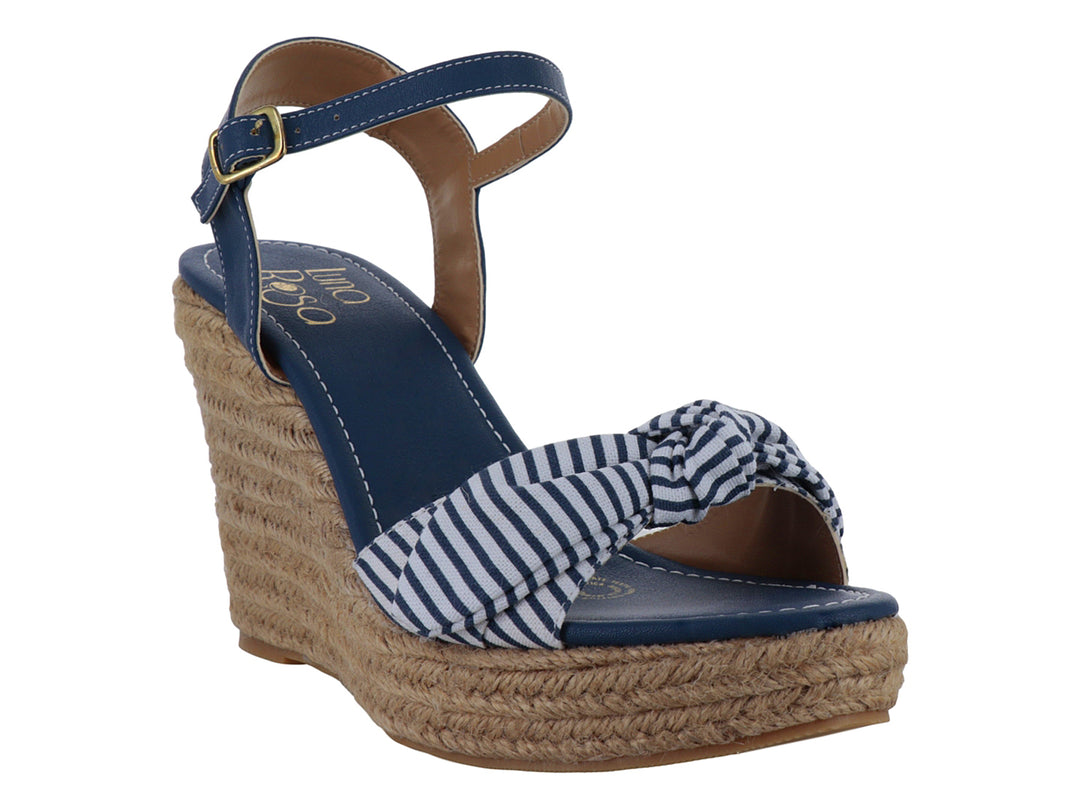 Sandalia de cuña azul marino con detalle de nudo a rayas blancas y suela de yute beige.