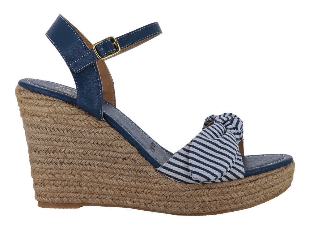 Sandalia de cuña azul marino con detalle de nudo a rayas blancas y suela de yute beige.