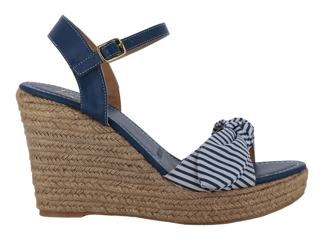 Sandalia de cuña azul marino con detalle de nudo a rayas blancas y suela de yute beige.