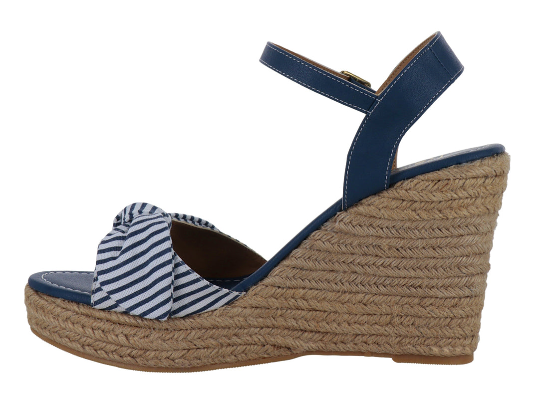 Sandalia de cuña azul marino con detalle de nudo a rayas blancas y suela de yute beige.