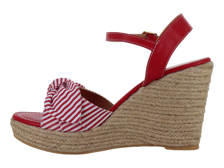 Sandalia roja de plataforma cuña con moño a rayas blancas y rojas y base de yute.