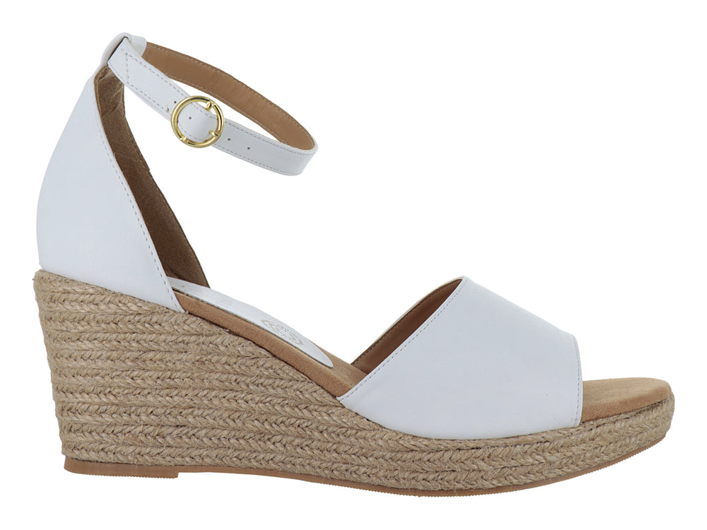 Sandalia blanca para mujer con plataforma de esparto beige y correa ajustable al tobillo.