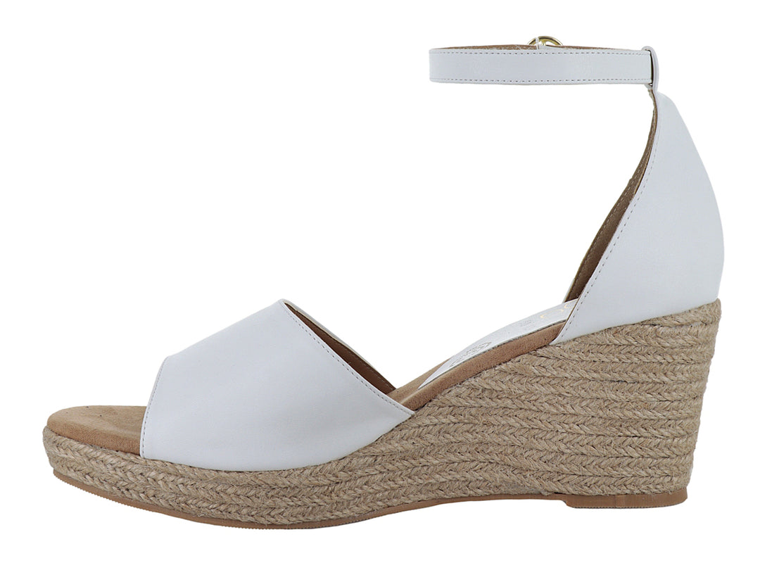 Sandalia blanca para mujer con plataforma de esparto beige y correa ajustable al tobillo.