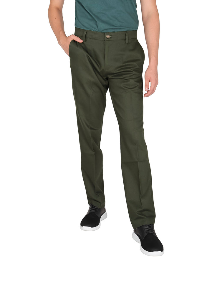 Hombre vistiendo un pantalón casual de color verde oliva oscuro con corte recto.