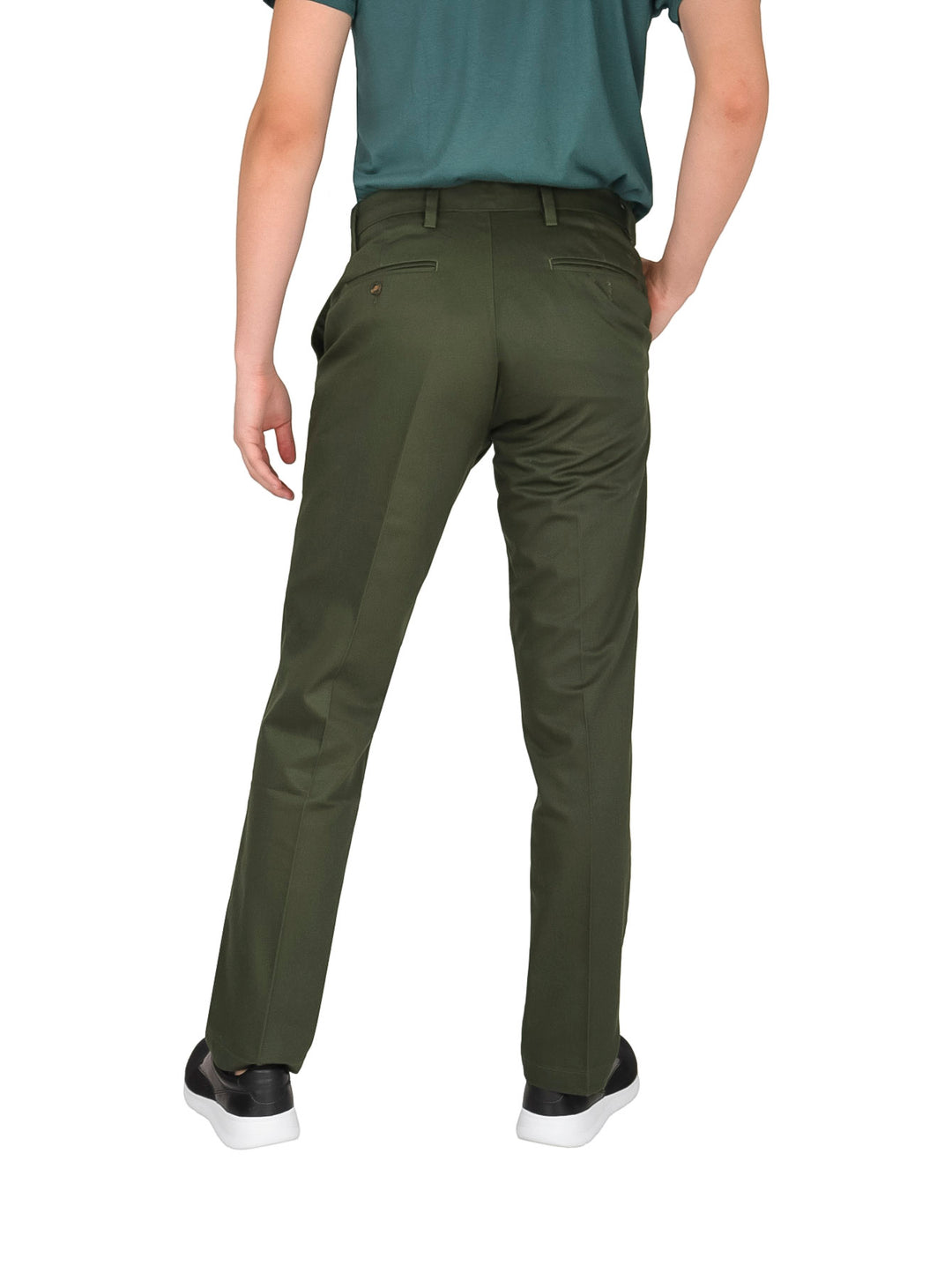 Hombre vistiendo un pantalón casual de color verde oliva oscuro con corte recto.