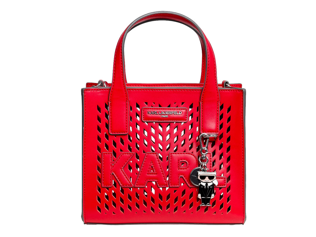 Bolso de hombro color rojo carmesí con diseño calado, letras KARL en relieve y un colgante decorativo.