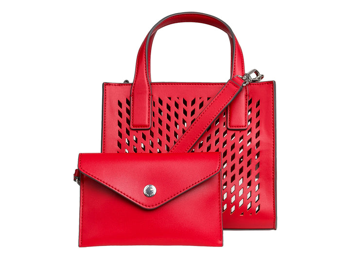Bolso de hombro color rojo carmesí con diseño calado, letras KARL en relieve y un colgante decorativo.