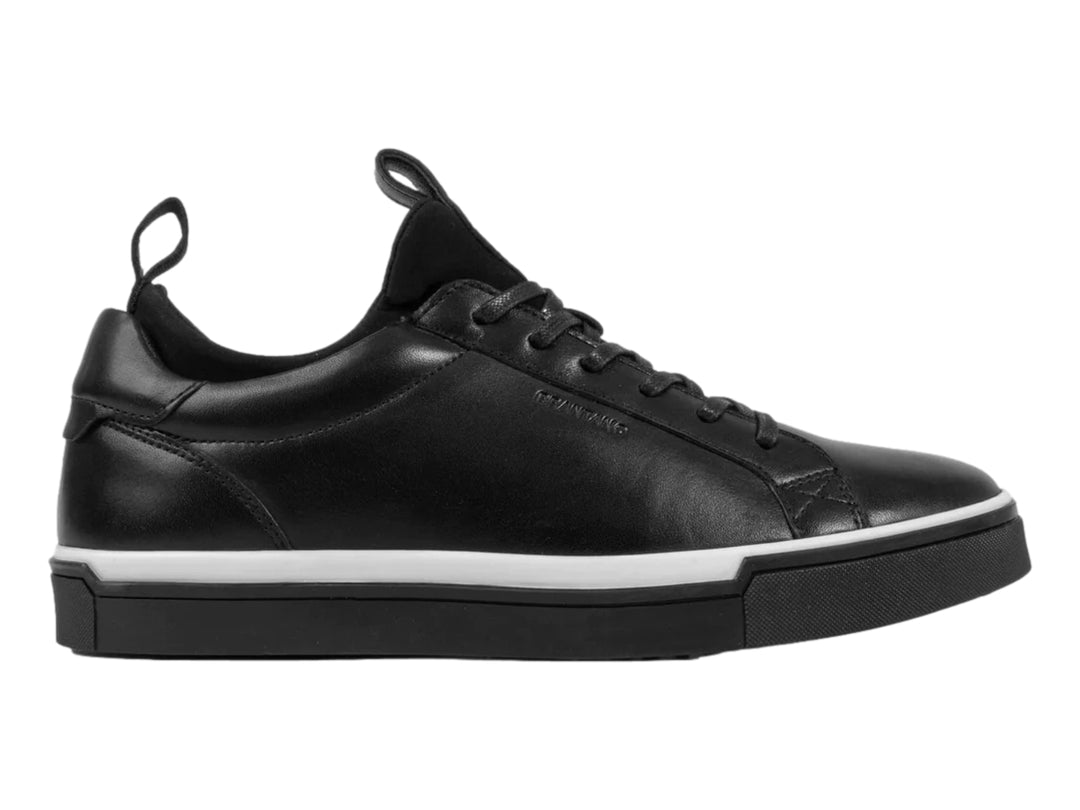 Tenis casuales Brantano color negro con una franja blanca en la suela y agujetas negras.