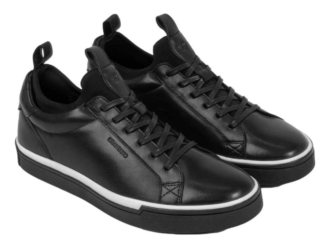 Tenis casuales Brantano color negro con una franja blanca en la suela y agujetas negras.