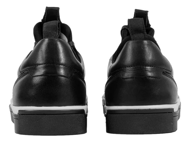 Tenis casuales Brantano color negro con una franja blanca en la suela y agujetas negras.