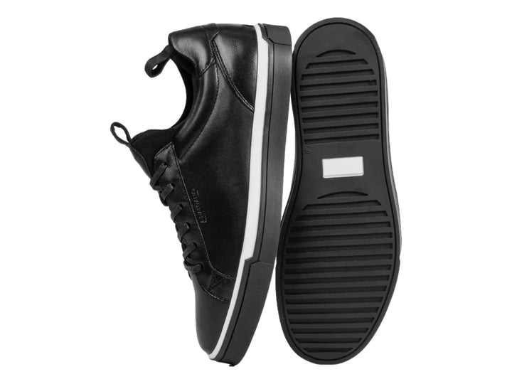 Tenis casuales Brantano color negro con una franja blanca en la suela y agujetas negras.