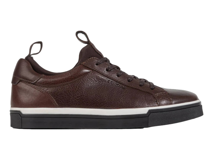 Tenis casuales de cuero color marrón mahogany con suela negra y un detalle en blanco.