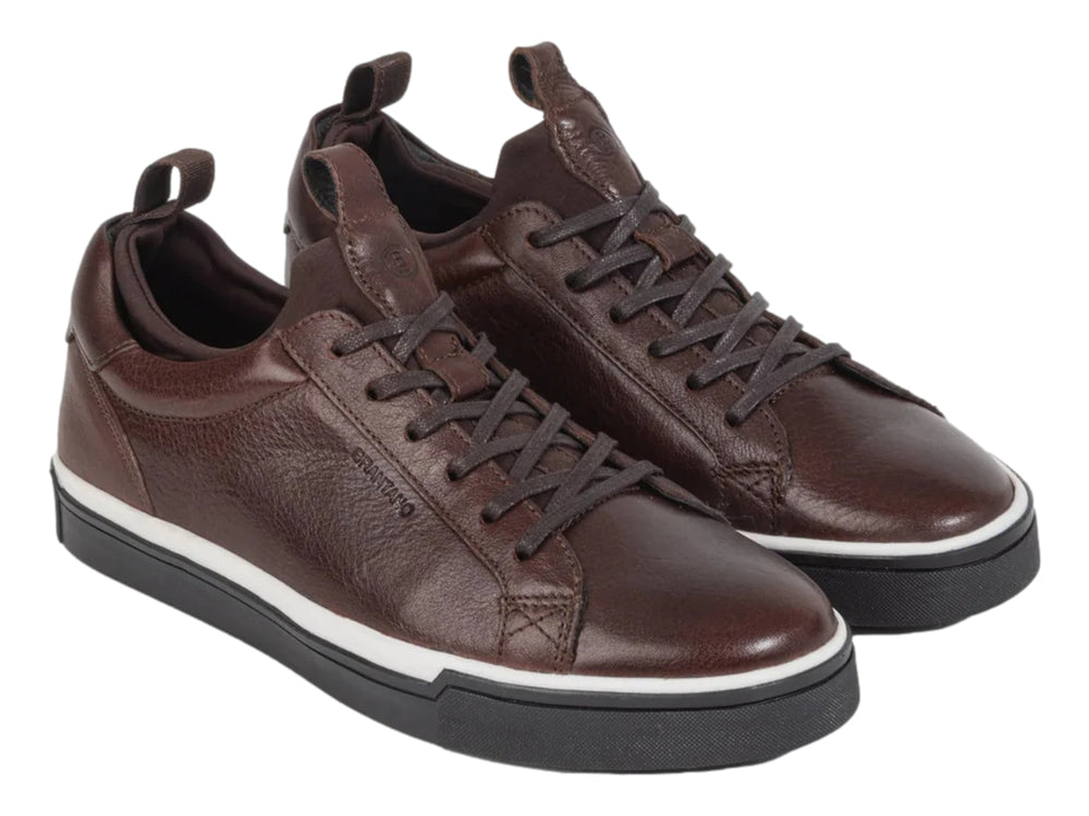 Tenis casuales de cuero color marrón mahogany con suela negra y un detalle en blanco.