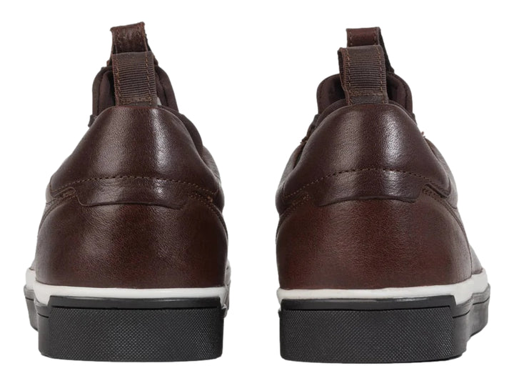Tenis casuales de cuero color marrón mahogany con suela negra y un detalle en blanco.