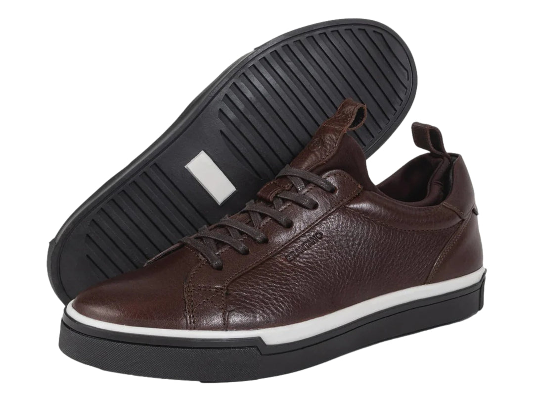 Tenis casuales de cuero color marrón mahogany con suela negra y un detalle en blanco.