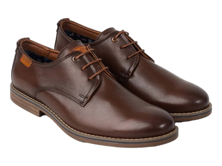 Zapato casual de cuero color marrón con cordones y suela plana.