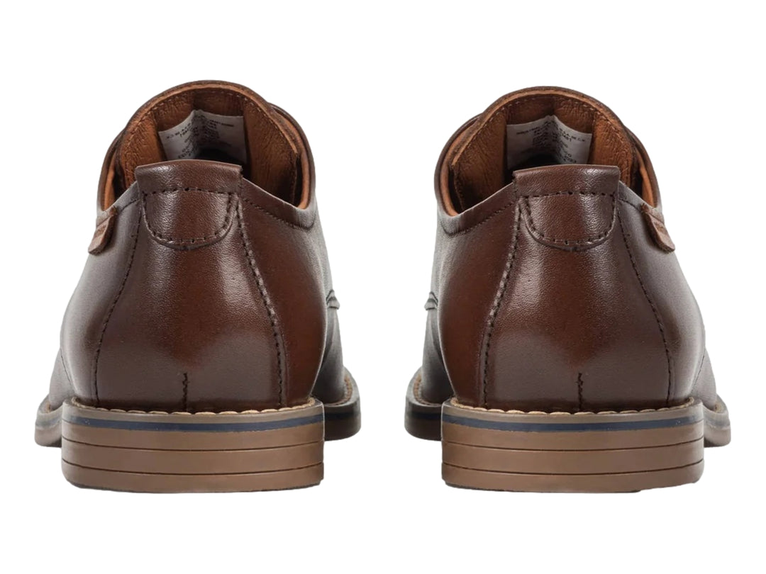 Zapato casual de cuero color marrón con cordones y suela plana.