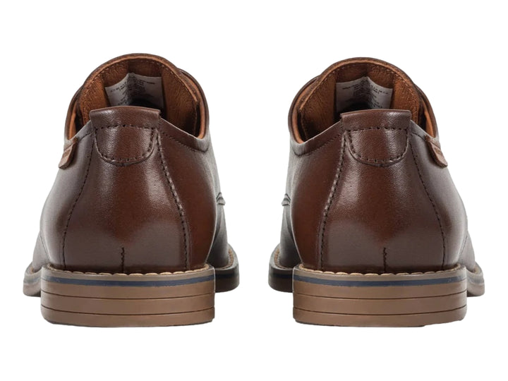 Zapato casual de cuero color marrón con cordones y suela plana.