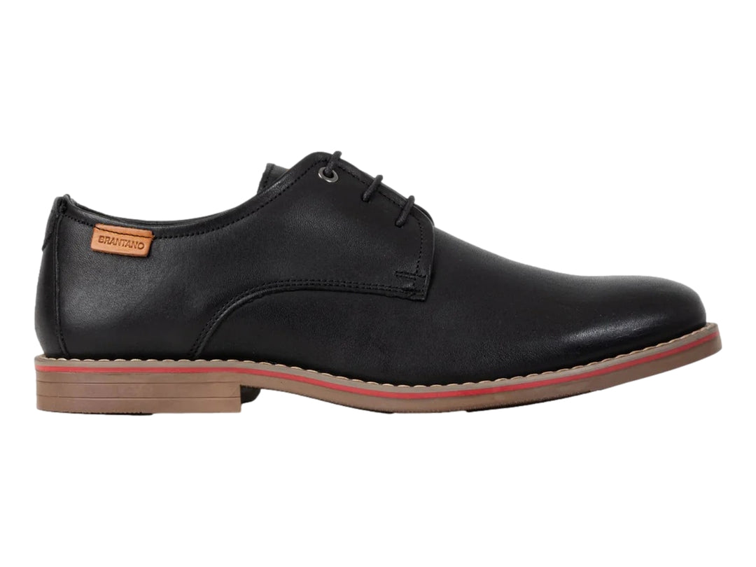 Zapato casual Brantano color negro con cordones y detalle de línea roja en la suela.