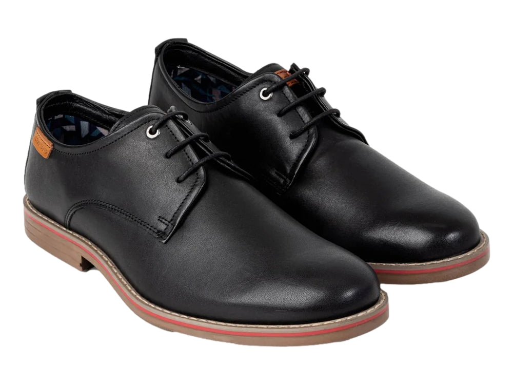 Zapato casual Brantano color negro con cordones y detalle de línea roja en la suela.