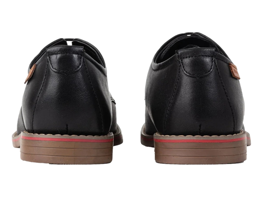 Zapato casual Brantano color negro con cordones y detalle de línea roja en la suela.