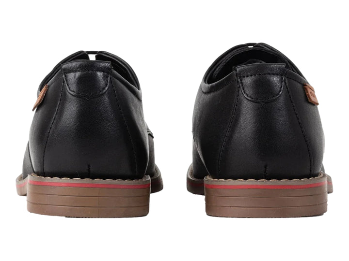 Zapato casual Brantano color negro con cordones y detalle de línea roja en la suela.