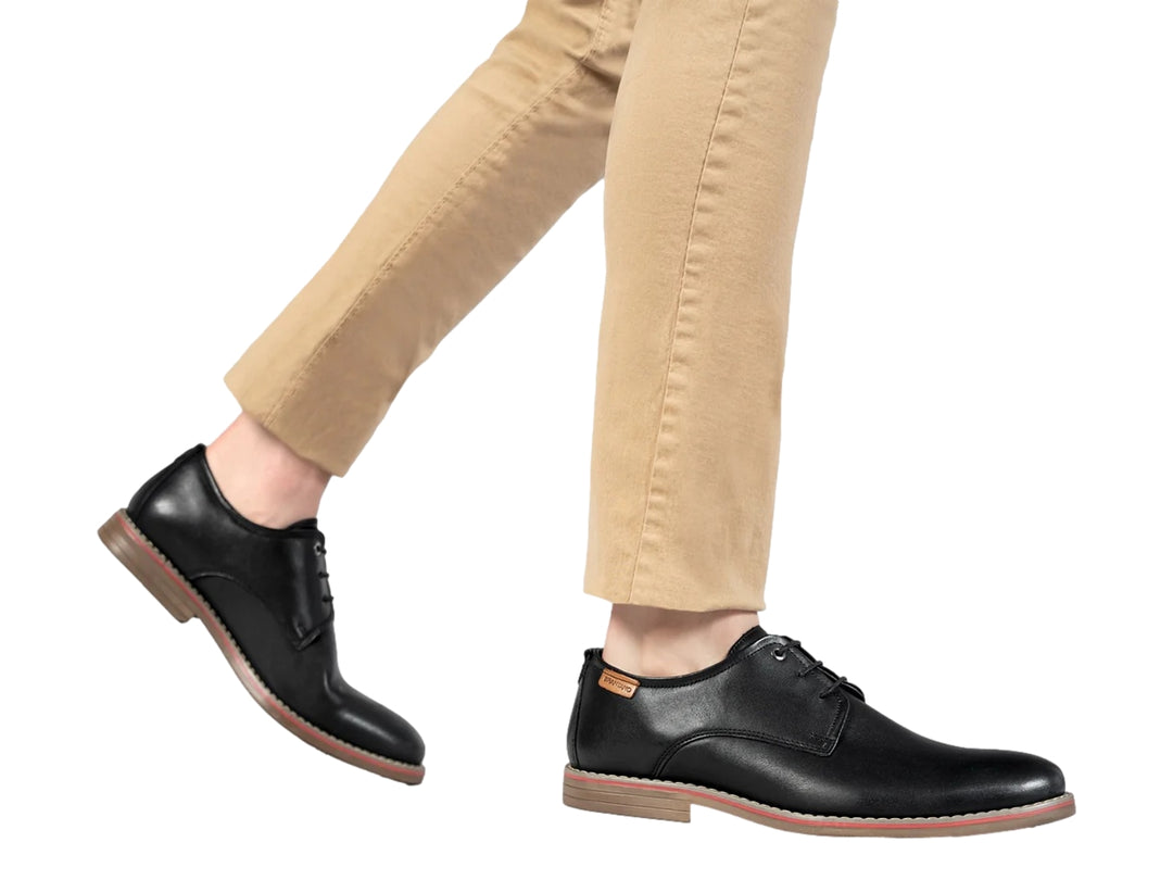 Zapato casual Brantano color negro con cordones y detalle de línea roja en la suela.